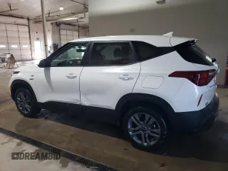 2021 Kia Seltos LX z VIN KNDEPCAA4M7138115, wystawiony jako Copart lot #58393665 z przebiegiem 57 132 mil mil oraz Szkoda całkowita • Salvage title. Historia ofert i sprzedaży dostępna na DreamBid. Obrazek 2.