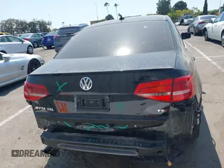 2015 Volkswagen Jetta SEL z VIN 3VWL17AJ7FM307632, wystawiony jako IAAI lot #42766536 z przebiegiem 101 661 mil mil oraz . Historia ofert i sprzedaży dostępna na DreamBid. Obrazek 16.