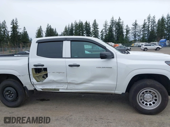 2023 Chevrolet Colorado 2WD Work Truck z VIN 1GCGSBECXP1210035, wystawiony jako IAAI lot #41906185 z przebiegiem 15 001 mil mil oraz . Historia ofert i sprzedaży dostępna na DreamBid. Obrazek 14.