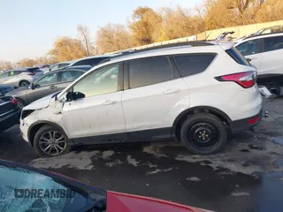 2018 Ford Escape SE z VIN 1FMCU9GD6JUC13023, wystawiony jako IAAI lot #41023197 z przebiegiem 105 489 mil mil oraz . Historia ofert i sprzedaży dostępna na DreamBid. Obrazek 14.