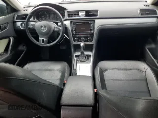 2012 Volkswagen Passat SE z VIN 1VWBP7A32CC063994, wystawiony jako Copart lot #59270995 z przebiegiem 169 999 mil mil oraz Szkoda całkowita • Salvage title. Historia ofert i sprzedaży dostępna na DreamBid. Obrazek 8.