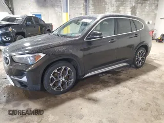2020 BMW X1 xDrive28i z VIN WBXJG9C09L5P27471, wystawiony jako Copart lot #56573215 z przebiegiem 56 594 mil mil oraz Szkody całkowita. Historia ofert i sprzedaży dostępna na DreamBid. Obrazek 1.