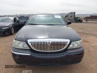 2008 Lincoln Town Car z VIN 2LNHM85WX8X636193, wystawiony jako IAAI lot #41916910 z przebiegiem Nie podano mil oraz . Historia ofert i sprzedaży dostępna na DreamBid. Obrazek 6.