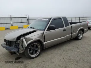 2001 GMC Sonoma SLS w/1SG Pkg with VIN 1GTCS19W318154175, listed as a Copart auction lot 79110724 with 135,746 mi miles and Salvage Title. Bid and sale history available at carsss.com. Image 1.