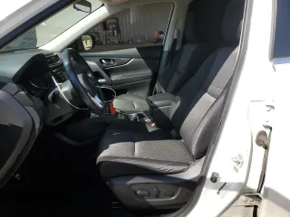 2017 Nissan Rogue SV z VIN JN8AT2MTXHW131526, wystawiony jako Copart lot #52114375 z przebiegiem 132 810 mil mil oraz Czysty tytuł • Clean title. Historia ofert i sprzedaży dostępna na DreamBid. Obrazek 7.