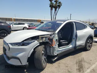 2022 Ford Mustang Mach-E Premium с VIN 3FMTK3SU8NMA05035, выставлен на аукционе Copart как лот 61193565 с пробегом 43 782 миль миль и Списание • Salvage title. История ставок и продаж доступна на DreamBid. Изображение 1.