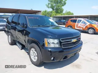 2014 Chevrolet Tahoe LT z VIN 1GNSCBE07ER190040, wystawiony jako IAAI lot #42393145 z przebiegiem 111 605 mil mil oraz . Historia ofert i sprzedaży dostępna na DreamBid. Obrazek 1.