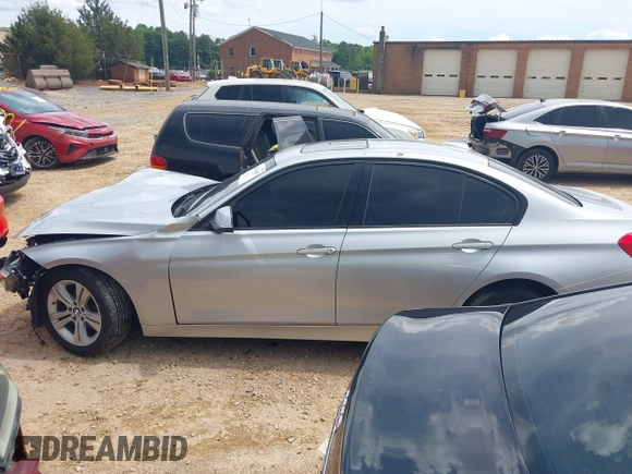 2016 BMW 3 Series 328i xDrive z VIN WBA8E3G55GNU04266, wystawiony jako IAAI lot #42236619 z przebiegiem Nie podano mil oraz . Historia ofert i sprzedaży dostępna na DreamBid. Obrazek 14.