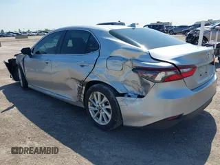 2024 Toyota Camry LE z VIN 4T1R11AKXRU883388, wystawiony jako IAAI lot #41977607 z przebiegiem 8 784 mil mil oraz . Historia ofert i sprzedaży dostępna na DreamBid. Obrazek 3.