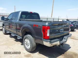 2017 Ford F-250 Lariat z VIN 1FT7W2BT9HEB28607, wystawiony jako IAAI lot #42508413 z przebiegiem 101 057 mil mil oraz . Historia ofert i sprzedaży dostępna na DreamBid. Obrazek 3.