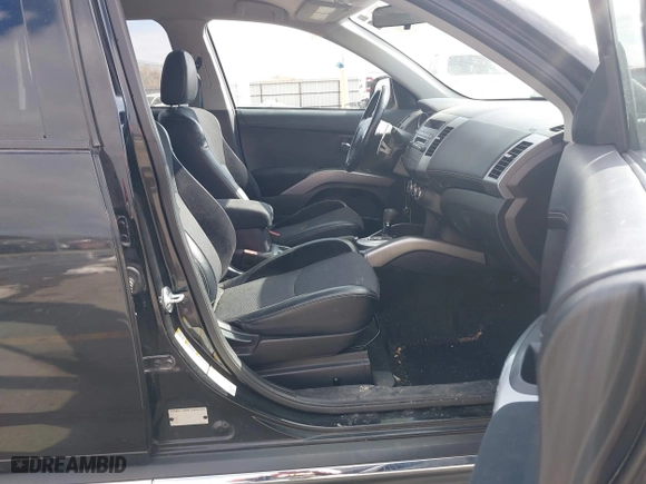 2010 Mitsubishi Outlander XLS with VIN JA4JT4AX6AZ002549, listed as a IAAI auction lot 41669290 with 136,757 mi miles. Bid and sale history available at carsss.com. Image 5.