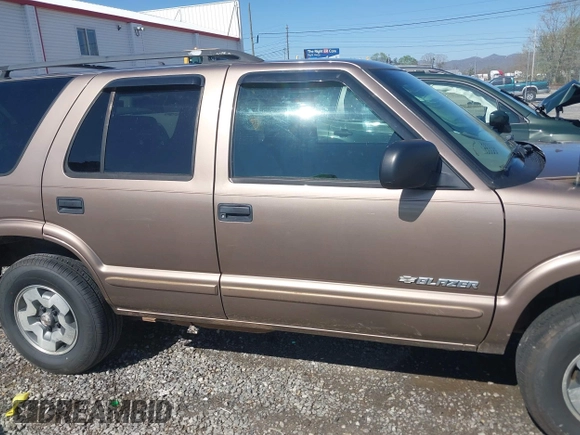 2004 Chevrolet Blazer LS z VIN 1GNDT13X24K167825, wystawiony jako IAAI lot #41976732 z przebiegiem 142 647 mil mil oraz . Historia ofert i sprzedaży dostępna na DreamBid. Obrazek 14.