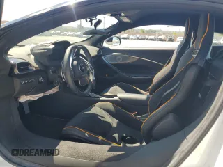 2023 McLaren Artura z VIN SBM16AEA8PW001339, wystawiony jako Copart lot #65218394 z przebiegiem 1954 mil mil oraz Szkody całkowita. Historia ofert i sprzedaży dostępna na DreamBid. Obrazek 7.