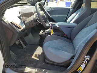 2023 BMW iX xDrive50 z VIN WB523CF03PCM09655, wystawiony jako Copart lot #52922124 z przebiegiem 3159 mil mil oraz . Historia ofert i sprzedaży dostępna na DreamBid. Obrazek 7.