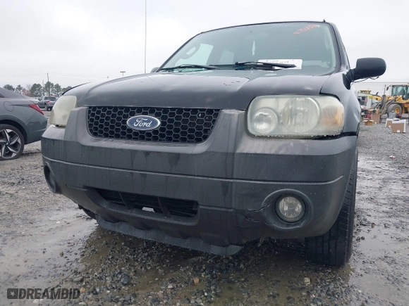 2005 Ford Escape XLT with VIN 1FMYU03155KD75479, listed as a IAAI auction lot 41757864 with 213,571 mi miles. Bid and sale history available at carsss.com. Image 6.