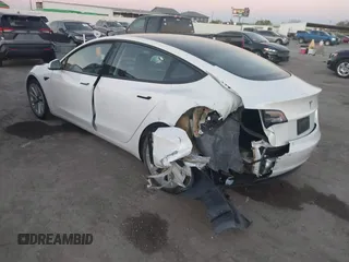2021 Tesla Model 3 Standard Range Plus z VIN 5YJ3E1EA3MF043860, wystawiony jako IAAI lot #41214748 z przebiegiem 32 753 mil mil oraz . Historia ofert i sprzedaży dostępna na DreamBid. Obrazek 6.
