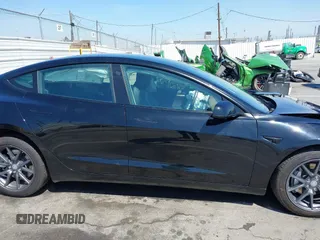 2023 Tesla Model 3 z VIN 5YJ3E1EA8PF403113, wystawiony jako IAAI lot #41967532 z przebiegiem 19 545 mil mil oraz . Historia ofert i sprzedaży dostępna na DreamBid. Obrazek 12.