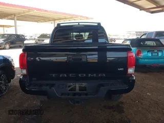2017 Toyota Tacoma SR5 z VIN 3TMCZ5AN0HM110825, wystawiony jako IAAI lot #42297408 z przebiegiem 126 769 mil mil oraz . Historia ofert i sprzedaży dostępna na DreamBid. Obrazek 16.