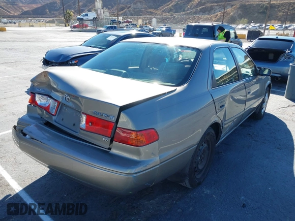 2001 Toyota Camry LE z VIN 4T1BF22KX1U125188, wystawiony jako IAAI lot #41407266 z przebiegiem 215 254 mil mil oraz . Historia ofert i sprzedaży dostępna na DreamBid. Obrazek 4.