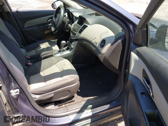 2014 Chevrolet Cruze LS z VIN 1G1PA5SH0E7299802, wystawiony jako IAAI lot #42023378 z przebiegiem 228 763 mil mil oraz . Historia ofert i sprzedaży dostępna na DreamBid. Obrazek 5.