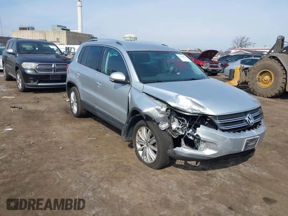 2012 Volkswagen Tiguan S z VIN WVGBV7AX9CW571627, wystawiony jako IAAI lot #41710871 z przebiegiem 157 998 mil mil oraz . Historia ofert i sprzedaży dostępna na DreamBid. Obrazek 1.