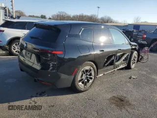 2022 BMW iX xDrive50 z VIN WB523CF09NCK46216, wystawiony jako Copart lot #46918714 z przebiegiem 26 342 mil mil oraz . Historia ofert i sprzedaży dostępna na DreamBid. Obrazek 3.