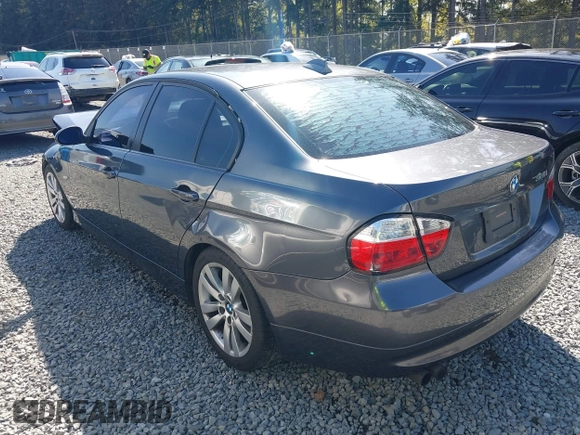 2007 BMW 3 Series 328i z VIN WBAVA33577PV67655, wystawiony jako IAAI lot #42036424 z przebiegiem 217 957 mil mil oraz . Historia ofert i sprzedaży dostępna na DreamBid. Obrazek 3.