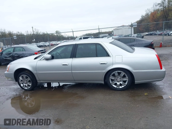 2011 Cadillac DTS Luxury Collection z VIN 1G6KD5E6XBU107790, wystawiony jako IAAI lot #41943638 z przebiegiem 150 543 mil mil oraz . Historia ofert i sprzedaży dostępna na DreamBid. Obrazek 14.