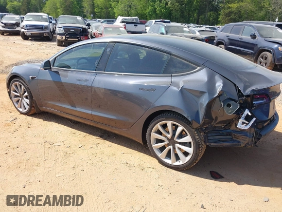 2018 Tesla Model 3 Long Range Battery z VIN 5YJ3E1EBXJF121183, wystawiony jako IAAI lot #42070712 z przebiegiem 71 823 mil mil oraz . Historia ofert i sprzedaży dostępna na DreamBid. Obrazek 3.