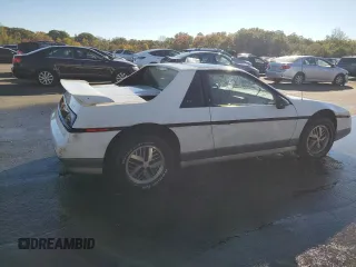 1985 Pontiac Fiero z VIN 1G2PG3796FP269589, wystawiony jako Copart lot #73338954 z przebiegiem 34 364 mil mil oraz Czysty tytuł • Clean title. Historia ofert i sprzedaży dostępna na DreamBid. Obrazek 3.