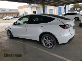 2024 Tesla Model Y z VIN 7SAYGDED2RF077262, wystawiony jako Copart lot #47797735 z przebiegiem 9 574 mil mil oraz Szkoda całkowita • Salvage title. Historia ofert i sprzedaży dostępna na DreamBid. Obrazek 2.