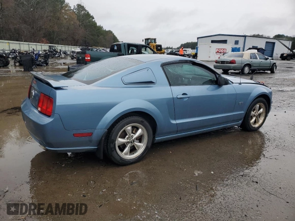 2005 Ford Mustang GT Deluxe z VIN 1ZVFT82H255237843, wystawiony jako Copart lot #44313965 z przebiegiem 128 236 mil mil oraz Szkoda całkowita • Salvage title. Historia ofert i sprzedaży dostępna na DreamBid. Obrazek 3.
