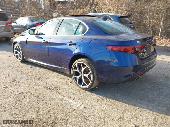 2021 Alfa Romeo Giulia Ti with VIN ZARFANBN4M7648988, listed as a IAAI auction lot 41275050 with 52,950 mi miles. Bid and sale history available at carsss.com. Image 3.
