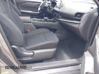 2024 Nissan Rogue S z VIN 5N1BT3AB7RC694713, wystawiony jako IAAI lot #42462639 z przebiegiem 26 628 mil mil oraz . Historia ofert i sprzedaży dostępna na DreamBid. Obrazek 5.