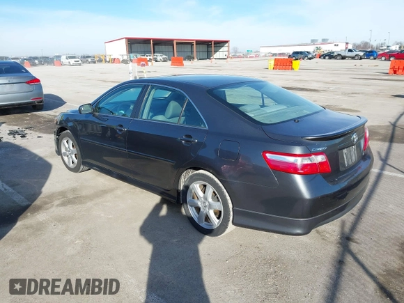 2008 Toyota Camry LE z VIN 4T1BE46K08U196337, wystawiony jako IAAI lot #41577012 z przebiegiem 172 634 mil mil oraz . Historia ofert i sprzedaży dostępna na DreamBid. Obrazek 3.