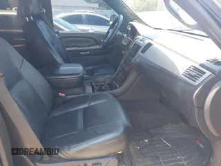 2008 Cadillac Escalade ESV z VIN 1GYFC66858R167456, wystawiony jako IAAI lot #42339949 z przebiegiem 130 816 mil mil oraz . Historia ofert i sprzedaży dostępna na DreamBid. Obrazek 5.