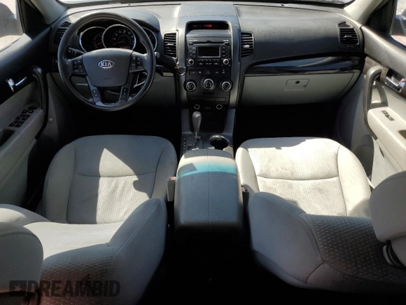 2012 Kia Sorento LX z VIN 5XYKT3A12CG241520, wystawiony jako Copart lot #49738575 z przebiegiem 110 486 mil mil oraz Czysty tytuł • Clean title. Historia ofert i sprzedaży dostępna na DreamBid. Obrazek 8.