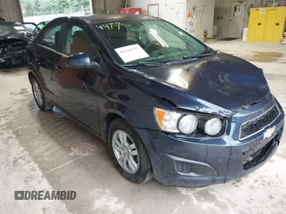 2016 Chevrolet Sonic LT z VIN 1G1JC5SG9G4157184, wystawiony jako IAAI lot #42514577 z przebiegiem 165 079 mil mil oraz . Historia ofert i sprzedaży dostępna na DreamBid. Obrazek 1.