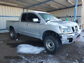 2005 Nissan Titan SE z VIN 1N6AA06B05N561722, wystawiony jako Copart lot #41987285 z przebiegiem 203 558 mil mil oraz Szkoda całkowita • Salvage title. Historia ofert i sprzedaży dostępna na DreamBid. Obrazek 4.