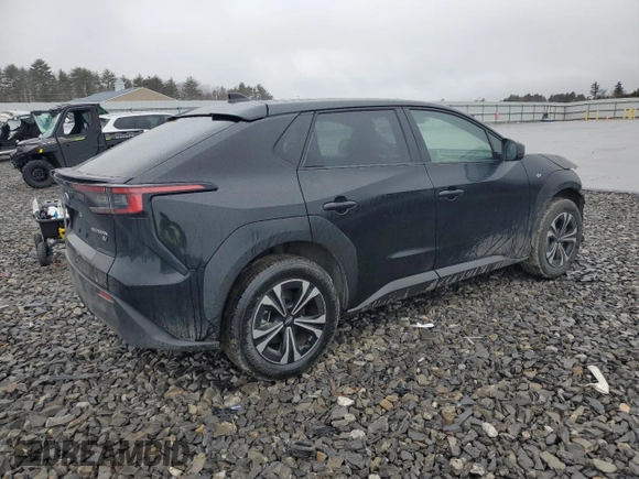 2023 Subaru Solterra Premium z VIN JTMABABA9PA016535, wystawiony jako Copart lot #45106524 z przebiegiem 6 495 mil mil oraz . Historia ofert i sprzedaży dostępna na DreamBid. Obrazek 3.