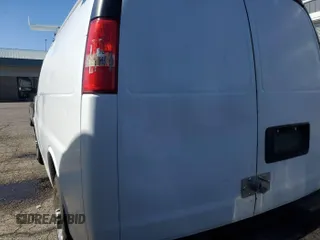 2013 Chevrolet Express Cargo z VIN 1GCWGFCA8D1175464, wystawiony jako IAAI lot #42409029 z przebiegiem 166 299 mil mil oraz . Historia ofert i sprzedaży dostępna na DreamBid. Obrazek 12.