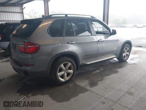 2011 BMW X5 35i z VIN 5UXZV4C50BL402270, wystawiony jako IAAI lot #42306042 z przebiegiem 166 977 mil mil oraz . Historia ofert i sprzedaży dostępna na DreamBid. Obrazek 4.