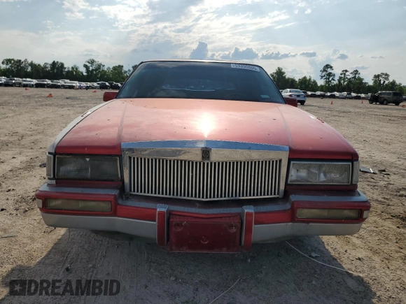 1991 Cadillac DeVille z VIN 1G6CD53B2M4335645, wystawiony jako Copart lot #53390805 z przebiegiem 210 451 mil mil oraz Szkoda całkowita • Salvage title. Historia ofert i sprzedaży dostępna na DreamBid. Obrazek 5.