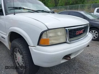 1999 GMC Jimmy SLE with VIN 1GKDT13WXX2521082, listed as a IAAI auction lot 42079903 with 160,055 mi miles. Bid and sale history available at carsss.com. Image 15.