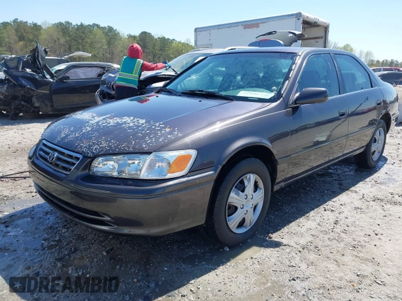 2000 Toyota Camry CE z VIN 4T1BG22K5YU989265, wystawiony jako IAAI lot #41800338 z przebiegiem 381 964 mil mil oraz . Historia ofert i sprzedaży dostępna na DreamBid. Obrazek 2.