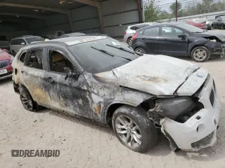 2015 BMW X1 xDrive28i z VIN WBAVL1C5XFVY32741, wystawiony jako Copart lot #70323344 z przebiegiem Nie podano mil oraz Szkoda całkowita • Salvage title. Historia ofert i sprzedaży dostępna na DreamBid. Obrazek 4.