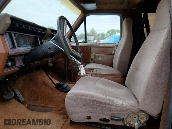 1981 Ford Bronco z VIN 1FMEU15G9BLA33517, wystawiony jako Copart lot #52392705 z przebiegiem 14 929 mil mil oraz Czysty tytuł • Clean title. Historia ofert i sprzedaży dostępna na DreamBid. Obrazek 7.