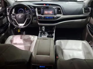 2018 Toyota Highlander SE z VIN 5TDJZRFH8JS556874, wystawiony jako Copart lot #60459645 z przebiegiem 108 118 mil mil oraz Nie do naprawy • Non repairable. Historia ofert i sprzedaży dostępna na DreamBid. Obrazek 8.