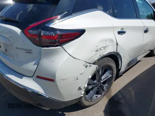 2020 Nissan Murano Platinum z VIN 5N1AZ2DS8LN173821, wystawiony jako IAAI lot #41903876 z przebiegiem 53 989 mil mil oraz . Historia ofert i sprzedaży dostępna na DreamBid. Obrazek 20.