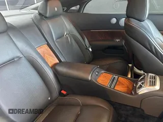 2015 Rolls-Royce Wraith z VIN SCA665C52FUX85482, wystawiony jako Copart lot #77887554 z przebiegiem 99 781 mil mil oraz Szkody całkowita. Historia ofert i sprzedaży dostępna na DreamBid. Obrazek 6.